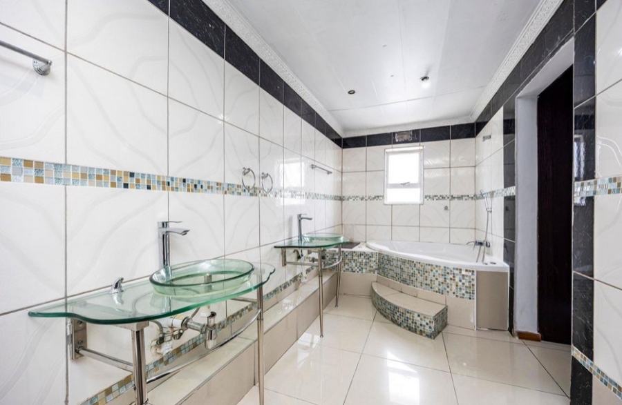 4 Bedroom Property for Sale in Sunnyridge Eastern Cape